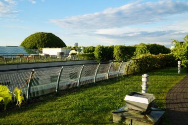 Varşova 'daki kütüphanenin çatısındaki bahçe. Polonya