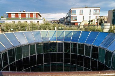 Varşova 'daki Üniversite Kütüphanesi Bahçesi. Polonya.     