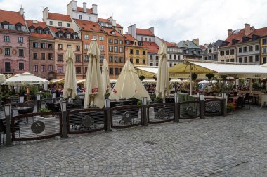 Varşova 'nın eski merkezi Rynok meydanı. Polonya