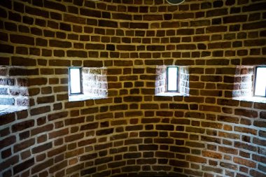 Eski bir kalenin kırmızı tuğlasından yapılmış pencereler ve duvarlar   