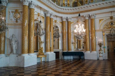 Varşova 'nın merkezindeki kraliyet kalesinde antik avizeler.