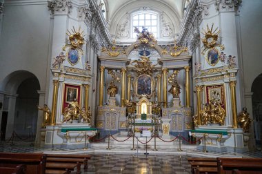 Varşova 'nın merkezinde eski bir kilise.