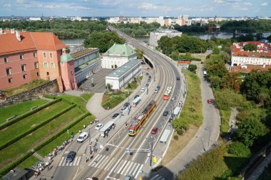 Varşova 'nın merkezinde trafik olan bir yolun üst görüntüsü