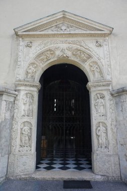 Zhovkva şehrindeki kilisede sıva ile güzel bir giriş..