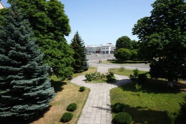 Zhovkva kırsalının manzarası kale duvarlarının yüksekliğinden.