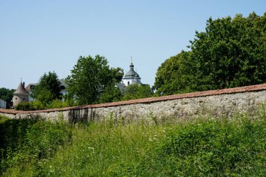 Taştan yapılmış antik bir şato ya da manastır duvarı.  