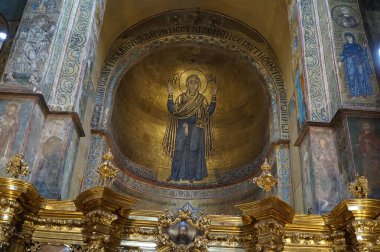 Sunağın üzerindeki 11. yüzyıl freski Kyiv 'deki Aziz Sophia Katedrali' ndeki Meryem Ana 'yı resmediyor..