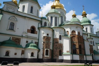 Kyiv 'deki Aziz Sophia Katedrali' nin yan görüntüsü. Yeni duvarlar arasında 11. yüzyılın eski duvarlarını görebilirsiniz..