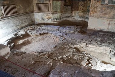 Tapınaktaki Aziz Sophia Katedrali 'nin eski tuğla zemininin kazıları.   