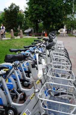Kyiv 'in merkezinde kiralık bisiklet parkı.