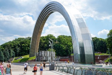 Kyiv 'in merkezinde yürüyen insanların olduğu bir park..