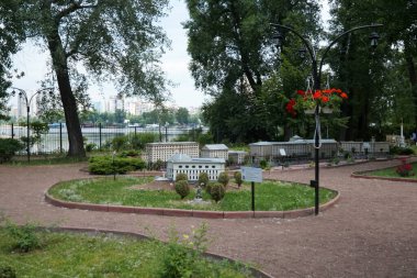 Kyiv 'deki minyatür parktaki Ukrayna' nın en ünlü binalarının modelleri..