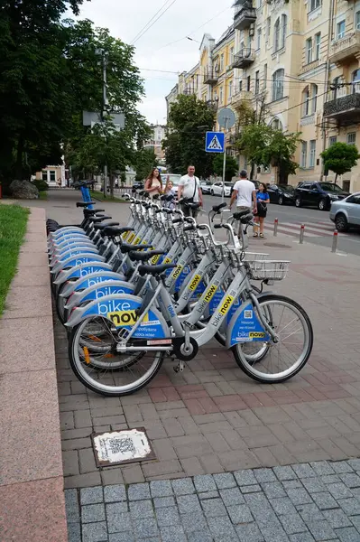 Kyiv 'in merkezinde kiralık bisiklet parkı.