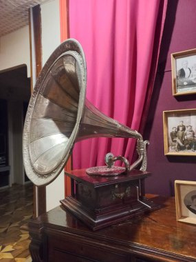 Cherkasy Yerel Lore Müzesi 'nde antik gramofon
