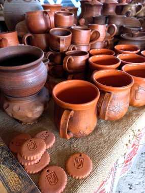 Çömlek atölyesinde toprak eşyalar