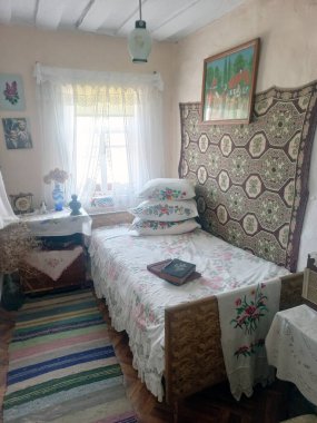 Tipik bir Ukrayna evinin şenlikli dekorasyonu, 19-20 yüzyıl..