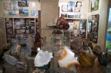 Çerkasy Yerel Lore Müzesi 'nde çeşitli taşlar, mineraller, yarı değerli.