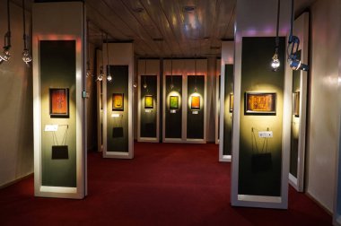 Yerel Tarih Müzesi 'ndeki antik mücevherlerin hologramları.        