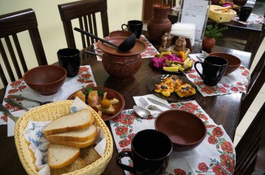 Geleneksel Ukrayna yemeklerinden oluşan kil tabaklarda akşam yemeği.