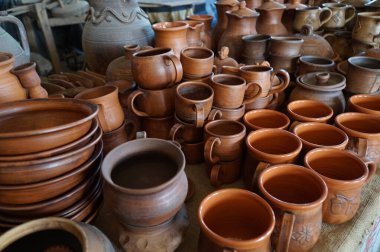 Çömlek atölyesinde toprak eşyalar