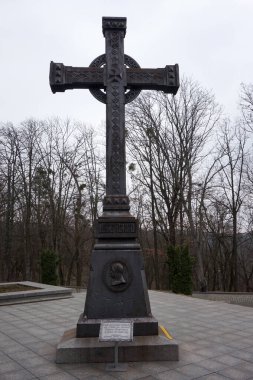 T.G. 'nin mezarından çıkan ilk haç. Shevchenko müzesinin bölgesinde..      