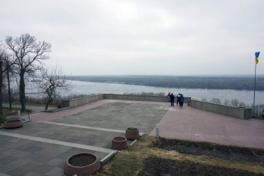 Ukrayna 'nın sağ üst kıyısındaki Dnipro Nehri' nin manzarası..