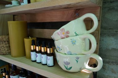 Bardaklar, parfüm şişeleri ve mumlar raflarda..             