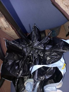 Sandalyedeki kırık mavi şemsiye