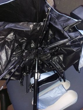 Sandalyedeki kırık mavi şemsiye