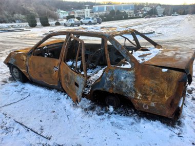 Roketten sonra bir araba yandı ya da saldırıya uğradı. Ukrayna