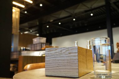 Restauranttaki masada peçete tutacakları ve diğer aletler.