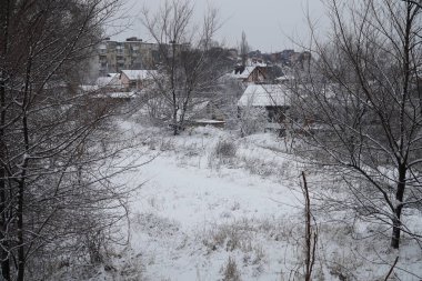 Şehirde karla kaplı bir cadde
