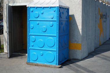 Bir biyo-tuvalet ve Ukrayna şehrindeki siviller için güçlendirilmiş beton bir sığınak. Yapı, füze ve İHA saldırılarına karşı korunmak üzere tasarlandı.. 