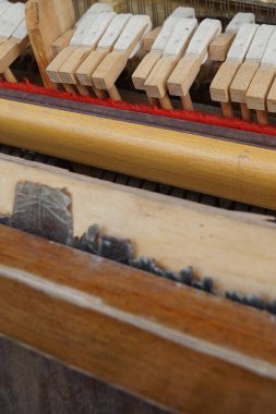  Bozuk bir piyanonun iç mekanizması.        