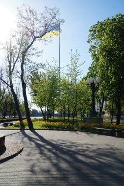 Ukrayna bayrağı rüzgarda dalgalanıyordu.