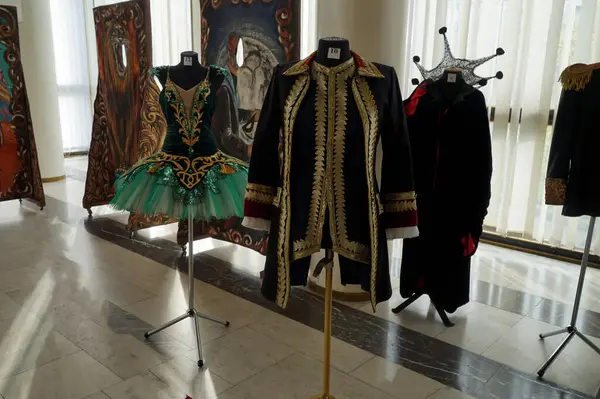 Dnipro tiyatrolarından birinde farklı dönemlerden karakterler için tiyatro kostümleri.