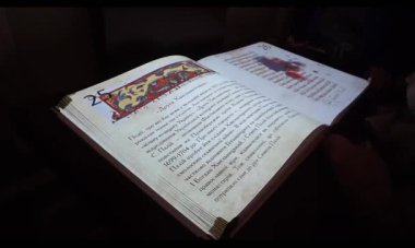  Çerkasya bölgesindeki müzelerden birinde Ukrayna tarihinin resimleriyle etkileşimli bir kitap.