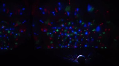 Salonda çok renkli ışık ya da dans pistinde gece kulübü