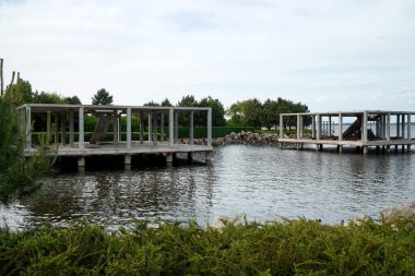               Suyun üzerinde ayaklıklar üzerine bir ev inşa etmek                 