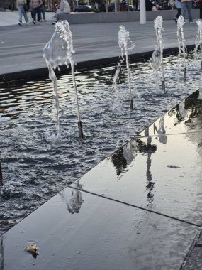 Şehir merkezindeki parkta çalışan çeşmeler..