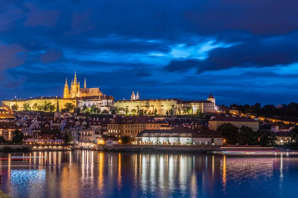 Geceleri Prag Kalesi 'nin panoramik manzarası