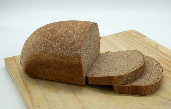 已被切开的布朗面包 — 图库照片