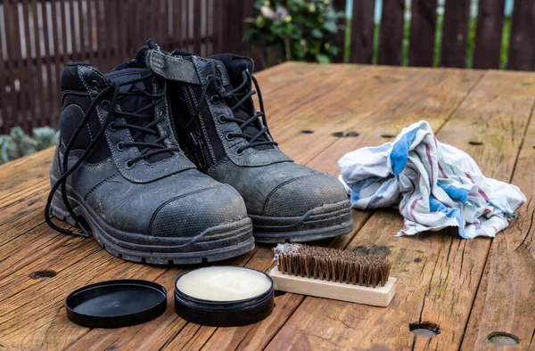 Μαύρο Ζευγάρι Μπότες Εργασίας Κορδόνια Έτοιμες Καθαριστούν Και Κερωθούν Εικόνα Αρχείου