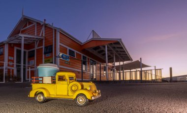 Cafe De Molen yel değirmeni Foxton, Horowhenua, Yeni Zelanda, 25 / 06 / 2023 Arkasında sıcak bir fincan kahve olan sarı teneke bir kamyon.