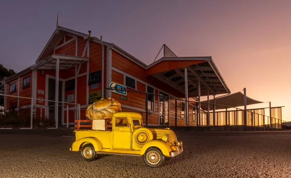 Cafe Molen Windmühle Foxton Horowhenua Neuseeland 2023 Ein Gelber Blechmodellwagen — Stockfoto
