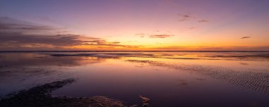 Foxton Sahili 'nin düz kumlarında harika bir gün batımı..