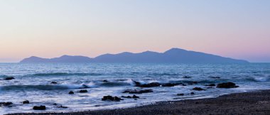 Kapiti Adası sıcak renkli gökyüzü ile mavi bir renk arıyor..