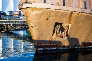 Teknenin pruvası bu teknenin uzun zamandır su altında olduğunu gösteriyor. Su hattı boyunca pas tutmuş..