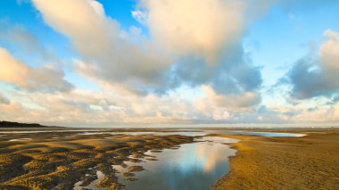 Sular çekildiğinde nehir ağzı plaj bölgesinde dalgalanma etkisi yaratır..