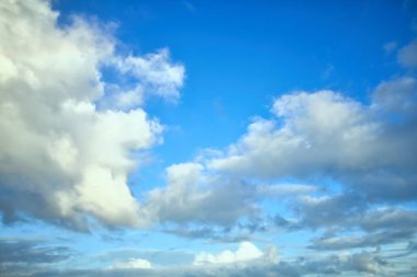 Muhteşem Yeni Zelanda 'nın Gökyüzü Yerleşimi. Açık ve temiz Mavi Gökyüzü' nde büyük bir bulut oluşumu..